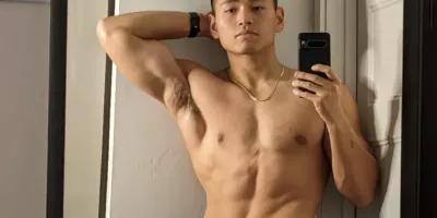 拥有三百万粉华裔网红推上照片太过火只能打码了，太大啦！