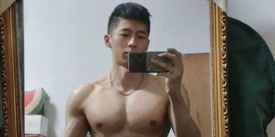 泳池里的黑皮阳光寸头小哥