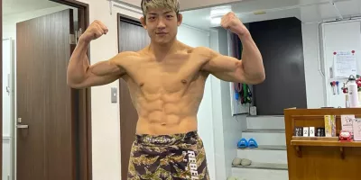 亚洲最帅的格斗运动员，被爆为了两万块曾下海！