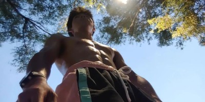 东北黑皮体育生太好看，湿透的腹肌！