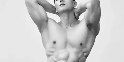 灰裤子小哥,长的俊俏! 灰裤子小哥,长的俊俏!