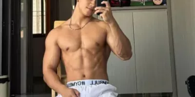 不穿衣服的男司机,你想坐他副驾吗? 不穿衣服的男司机,你想坐他副驾吗?