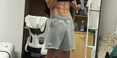 广州体院宿舍的男大体育生！自拍照真好看！