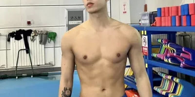 泳池里的长腿野生男穿太紧了，很有实力强大了！！