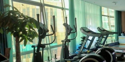 和基友去洗脚按摩，在泡澡池遇到9个gay