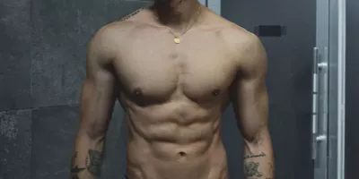 随地大小拍！这个新疆体育生秀肌肉火了……