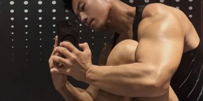 大长腿穿的真短自拍的运动男太帅了，真好看