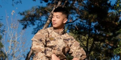 芦苇荡里的帅气寸头兵哥哥!