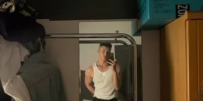 186cm体育生酒店照片曝光，大包意外抢镜！