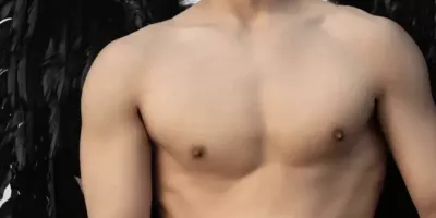 脱衣露腹肌的野生小哥，寸头样子发育太好了！