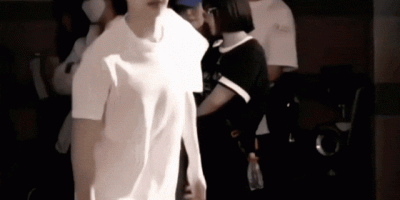 摄影师拍摄王一博脱了露内裤太宠粉，实力藏不住！