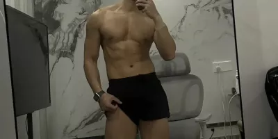 河南小伙穿白袜短裤太性感了！大长腿真好看呀！！