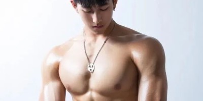 188CM体育生街上穿紧身裤光膀子，长得有点好看！