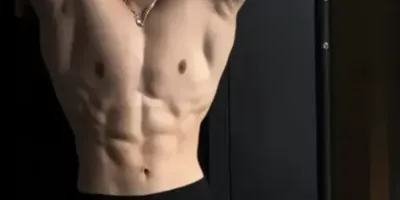 健身房脱衣锻炼的小伙，这种极品帅哥到底是谁