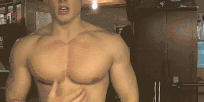 男生练出大胸肌能干嘛？这是我见过最骚的操作......