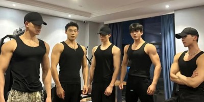 185白袜腹肌体育生，腹肌长腿，爱到流口水......