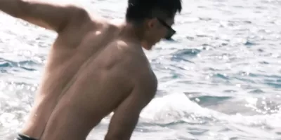 留学生在ins上大包出镜！网友辣评：尺度真不小……