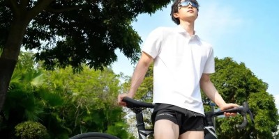 百万网红被女记者采访，腹肌，宽肩大帅哥，少年感十足......