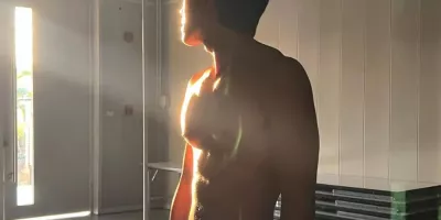 男明星撸铁都这么搞笑吗？腹毛好长好吸睛~