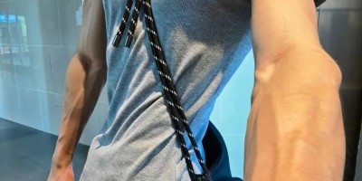 185宽肩精壮体育生，宽肩窄腰，感觉全是蛮力，没有技巧........