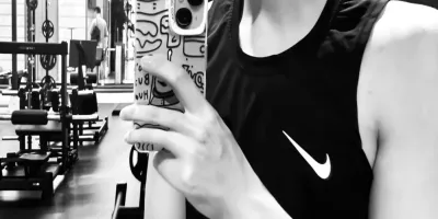 190cm体育生男大宿舍自拍！网友直言：看着不直……