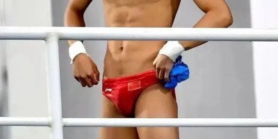 陈艾森被摸胸肌？大汗淋漓的样子太MAN真好看！