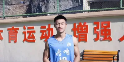 寸头黑皮体育生成腹肌男帅警！大长腿太有型啦！