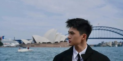 海边煜煜发光薄肌男，拍照姿势绝不是直男！