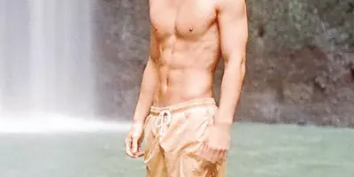 23岁鲜肉男星洗澡拍视频推上曝光！真好看！