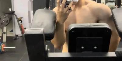 宽肩窄腰大狼狗，浴室拍照太诱人......