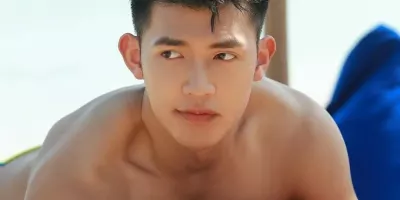 帅炸沙滩的黑皮型男腹肌撩人，小泳裤太时尚了！