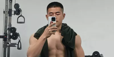 成都寸头军训迷彩教官，不小心扒到了他的肌肉照