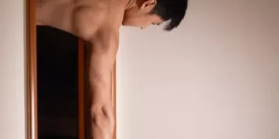 张超仁的悬空呼啦圈挑战惊艳全网！网友直呼：“屁股要烂了”。