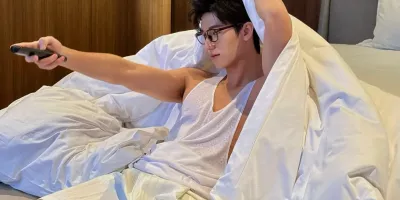 穿白袜、秀翘臀，他俩不愧是泰国娱乐圈营业天花板！