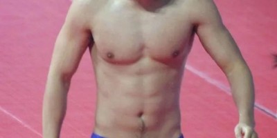 这画面可以看的吗？宁泽涛穿修身白裤子长腿太透啦！