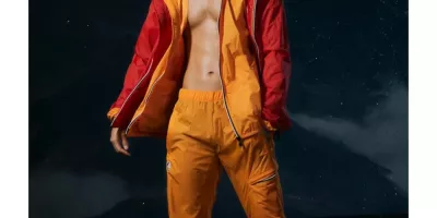 腹肌上流着水的大鼻子帅哥