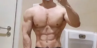 肌肉医生脱掉白大褂，胸肌太大了，网友直呼想被打针！