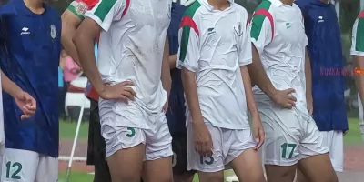 体育生户外冲凉全身湿透穿运动裤太好看，鲜嫩无敌