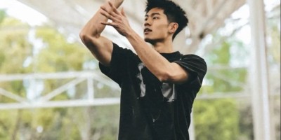 被孟子义表扬的体育生！在直播间里秀腹肌做惩罚……