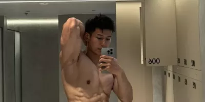 更衣室自拍的黑皮男腹肌太顶，比体育生还有市场！