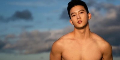 穿白短裤换衣间自拍的小哥长得真帅！我又可以了！