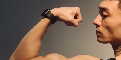 一看就很有性张力！健身型男与萌宠共享温馨时光