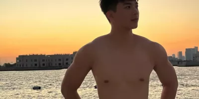 体育生网红健身小鲜肉，男生壮一点更帅！