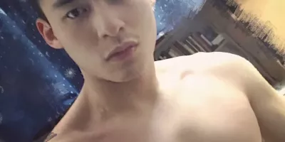 斯文寸头学生boy露大jio秀胸肌，硬汉形象疑似在卖腐?!