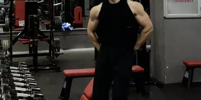 黑框眼镜肌肉型男，看着瘦其实猛