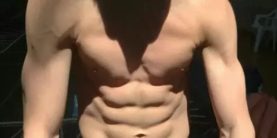 双胞胎跳水运动员姚泽霖，穿太少自拍引发热议！他的肌肉身材让人赞叹不已