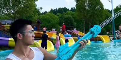 武汉地铁黑皮肌肉男火了！这双粗壮大腿和性感腹肌太绝了