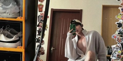 最帅星巴克男大，网友辣评：45码白袜大脚无处安放......