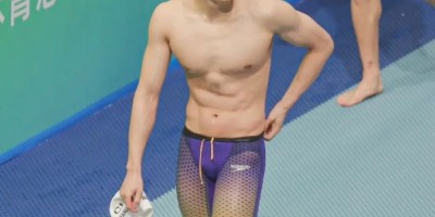 汪顺被男子摸白嫩大胸肌！