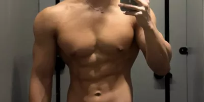 健体小哥的外翻肩、人鱼线